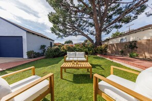 Terrace/patio - Hollywood Gem - 3BR House with Free Parking and Outdoor Space (Los Angeles)