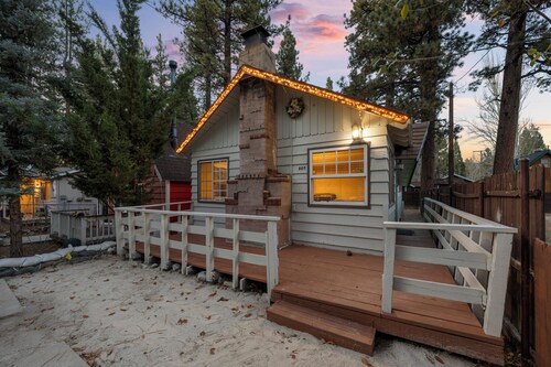 Sand meets Pine Trees - adorable, Pet Friendly, renovated Cabin-Big Bear