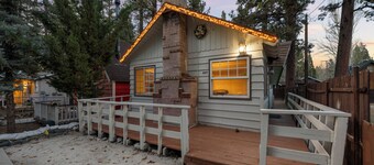 Sand meets Pine Trees - adorable, Pet Friendly, renovated Cabin-Big Bear