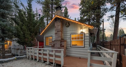 Sand meets Pine Trees - adorable, Pet Friendly, renovated Cabin-Big Bear