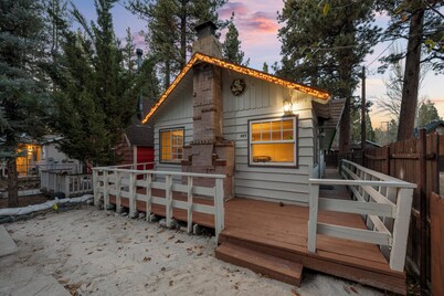 Sand meets Pine Trees - adorable, Pet Friendly, renovated Cabin-Big Bear