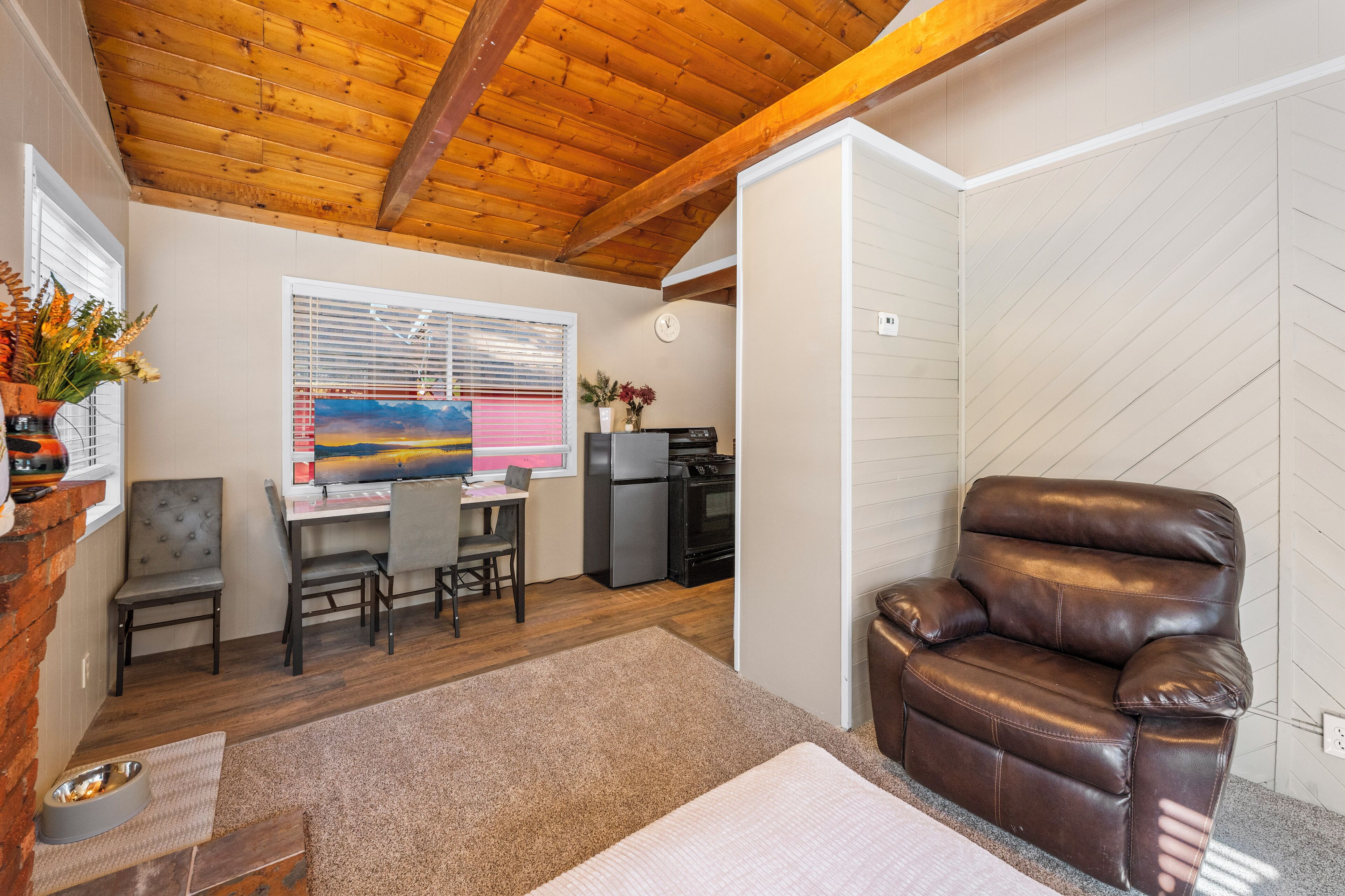 Smart-tv och eldstad