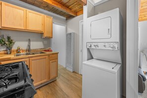 Kylskåp, mikrovågsugn, ugn och spishäll