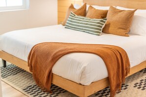 5 bedrooms, iron/ironing board, free WiFi, bed sheets - The Golden Saguaro | Stylish home w Casita (Phoenix)