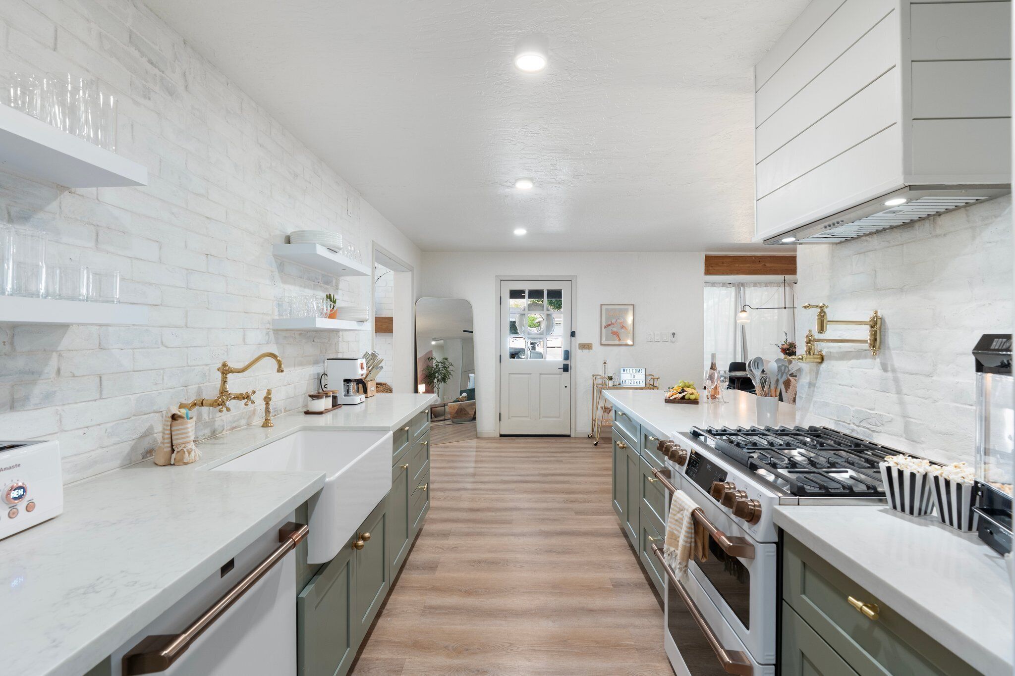 Jääkaappi, mikroaaltouuni, uuni, liesi