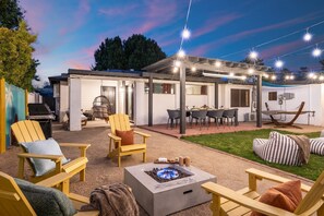 Outdoor dining - The Golden Saguaro | Stylish home w Casita (Phoenix)