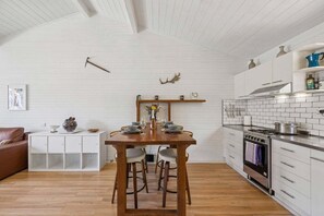 Fridge, microwave, oven, stovetop - Cosy Cobbon - Steps from the lake, ideal for small families (Jindabyne)