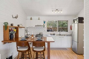 Frigorífico, microondas, horno y placa de cocina