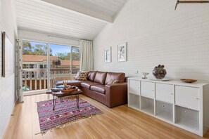 TV - Cosy Cobbon - Steps from the lake, ideal for small families (Jindabyne)