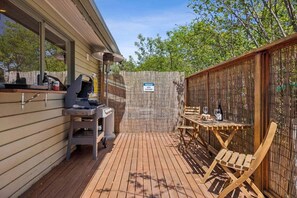 Outdoor dining - Cosy Cobbon - Steps from the lake, ideal for small families (Jindabyne)