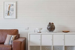 Interior - Cosy Cobbon - Steps from the lake, ideal for small families (Jindabyne)