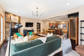 Smart TV, fireplace - A Wisp-Er Away: 5BR retreat at Wisp,hot tub & fire pit, Ski, Golf (McHenry)