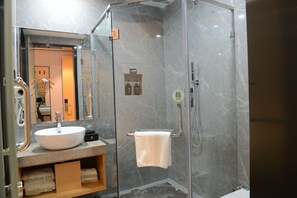 シャワー、ヘアドライヤー、スリッパ、タオル