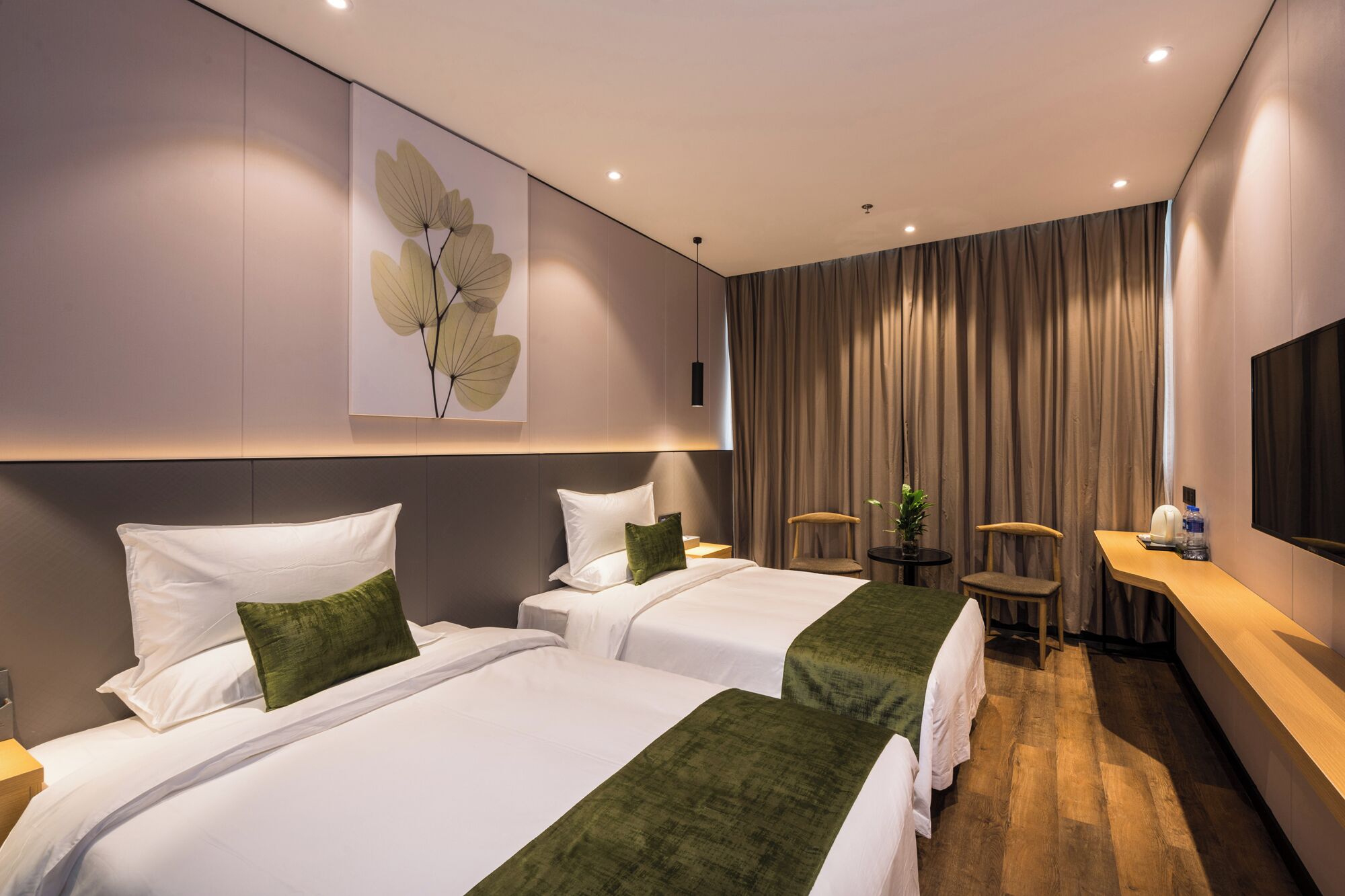 コンフォート ダブルルーム 客室清掃 シティビュー | デスク、ノートパソコン用作業スペース、遮光カーテン、アイロン / アイロン台