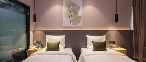 Comfort tweepersoonskamer, schoonmaakservice, uitzicht op stad | Een bureau, een laptopwerkplek, verduisterende gordijnen