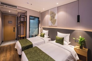 Työpöytä, kannettavalle tietokoneelle sopiva työtila, pimennysverhot