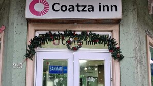 A hotel entrance with a sign reading "Coatza inn" and a "SANMAR Auto Rent" sign. - HOTEL COATZA INN (Coatzacoalcos)