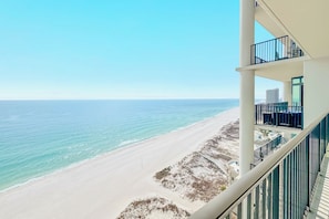 Ein Strandhotel mit Balkon und Meerblick.