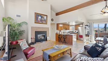 Departamento Confort | Área de sala de estar | Televisión de pantalla plana