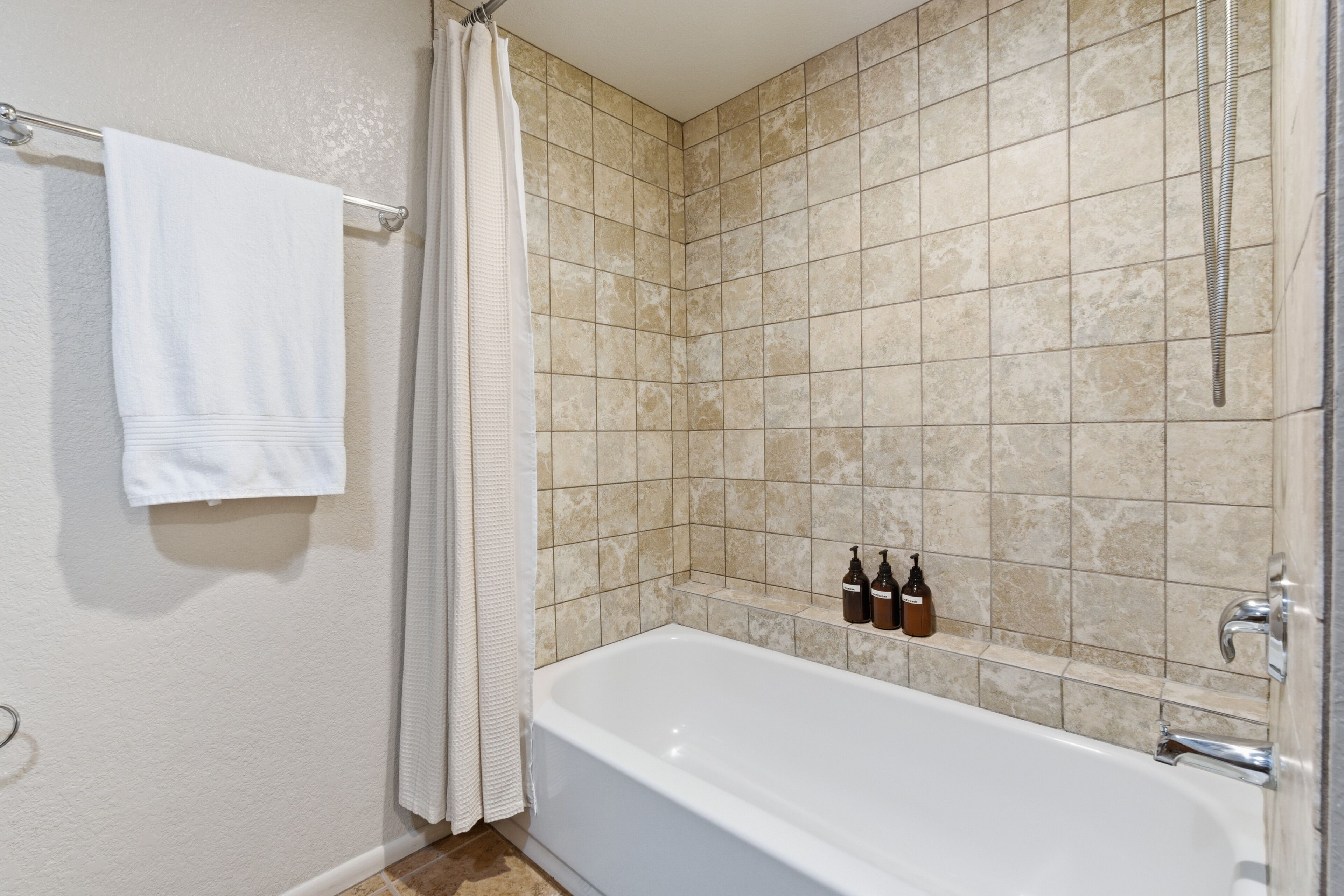 Comfort Apartment | Bathroom | Free toiletries, soap, shampoo, toilet paper