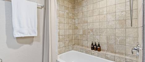 Comfort Apartment | Bathroom | Free toiletries, soap, shampoo, toilet paper