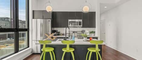 Mikrobølgeovn, ovn, kokeplater og oppvaskmaskin