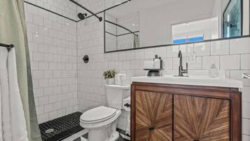 Douche, sèche-cheveux, shampoing
