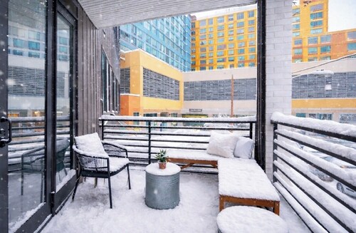 Sleeps 7/Steps to MET/2 King BD 2 Bath/Garage Parking/Balcony/Gym