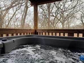 Outdoor spa tub - NEW! Hot Tub w/ King Bed. Clean Couples Getaway Cabin Near Casino & Lake Murray. (Ardmore)