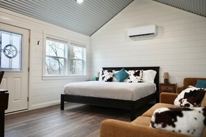 1 bedroom, iron/ironing board, WiFi, bed sheets - NEW! Hot Tub w/ King Bed. Clean Couples Getaway Cabin Near Casino & Lake Murray. (Ardmore)