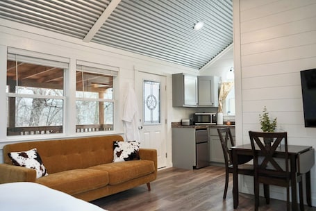 内装. NEW! Private 4-Acre Cabin: Hot Tub & King Bed near Lake Murray & Casinos. Clean!
