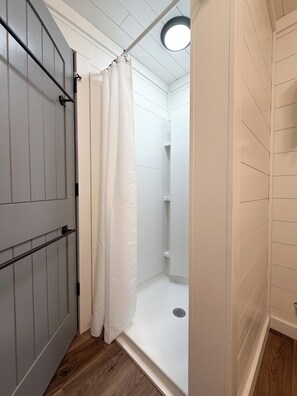 Douche, sèche-cheveux, serviettes fournies, savon