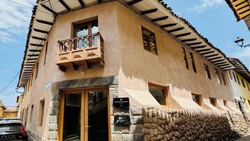 Vista frontal de la propiedad