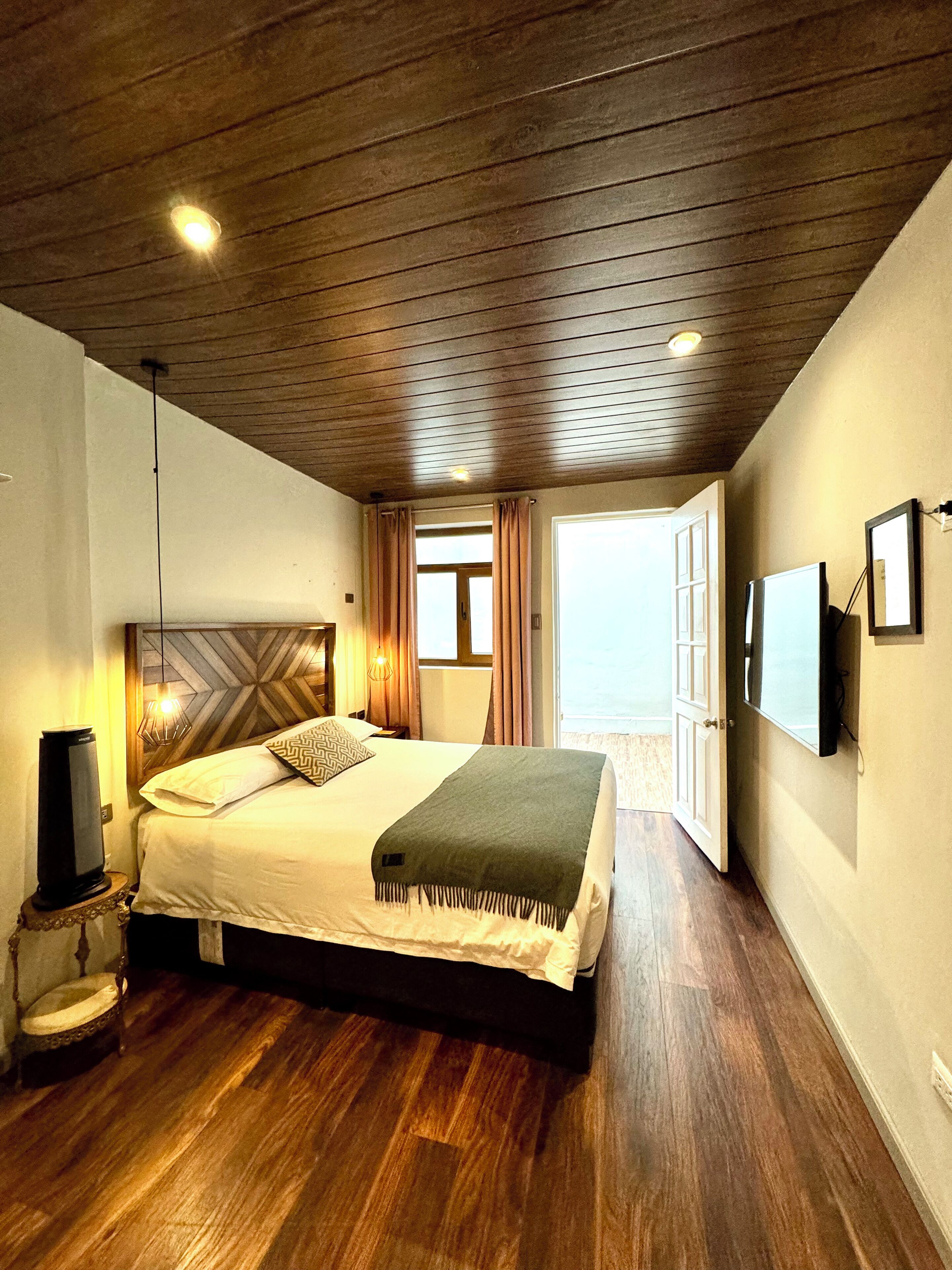 Dobbeltrom – basic | Safe på rommet, blendingsgardiner, lydisolert og wi-fi (inkludert)