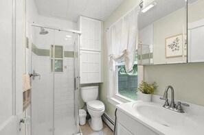 Dusche, Handtücher, Seife, Toilettenpapier