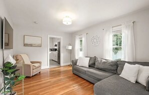TV - 4-bedroom bungalow in adorable Foxborough with AC (Foxborough)
