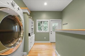 Interior - 4-bedroom bungalow in adorable Foxborough with AC (Foxborough)