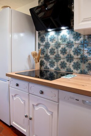 Frigorífic, microones, forn i placa de cuina 