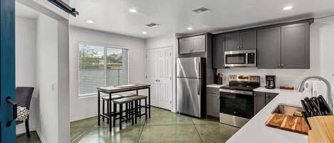 Refrigerador, microondas, horno y parrilla de estufa