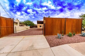 Property grounds - Walk to Mercado | Skyline Views | Private Casita (Tucson)