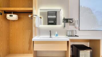 Quarto casal sênior | Banheiro | Chuveiro, chuveiro com efeito de chuva, secador de cabelo, chinelos