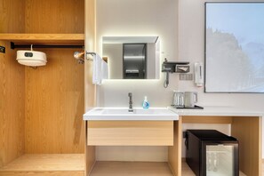 品质双人房 | 浴室 | 淋浴设施、大花洒淋浴喷头、吹风机、拖鞋