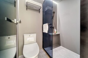 Standard Double Room | Bathroom | Shower, rainfall showerhead, hair dryer, slippers - Hangzhou DD Megaplex Hotel (Hangzhou)