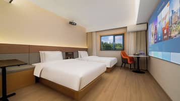 Standaard Twin kamer | Een gratis minibar, een bureau, verduisterende gordijnen