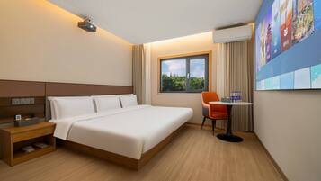 Doppia Senior | Minibar con snack e bevande gratuite, una scrivania, tende oscuranti