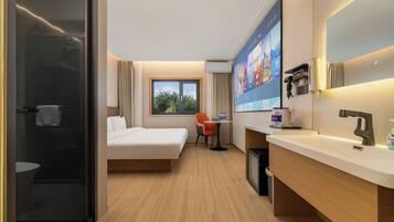 Doppia Senior | Minibar con snack e bevande gratuite, una scrivania, tende oscuranti