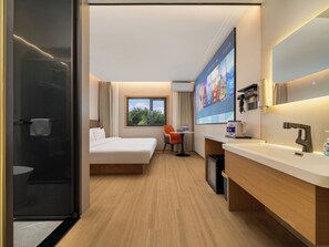 Senior-Doppelzimmer | Kostenlose Minibar, Schreibtisch, Verdunkelungsvorhänge