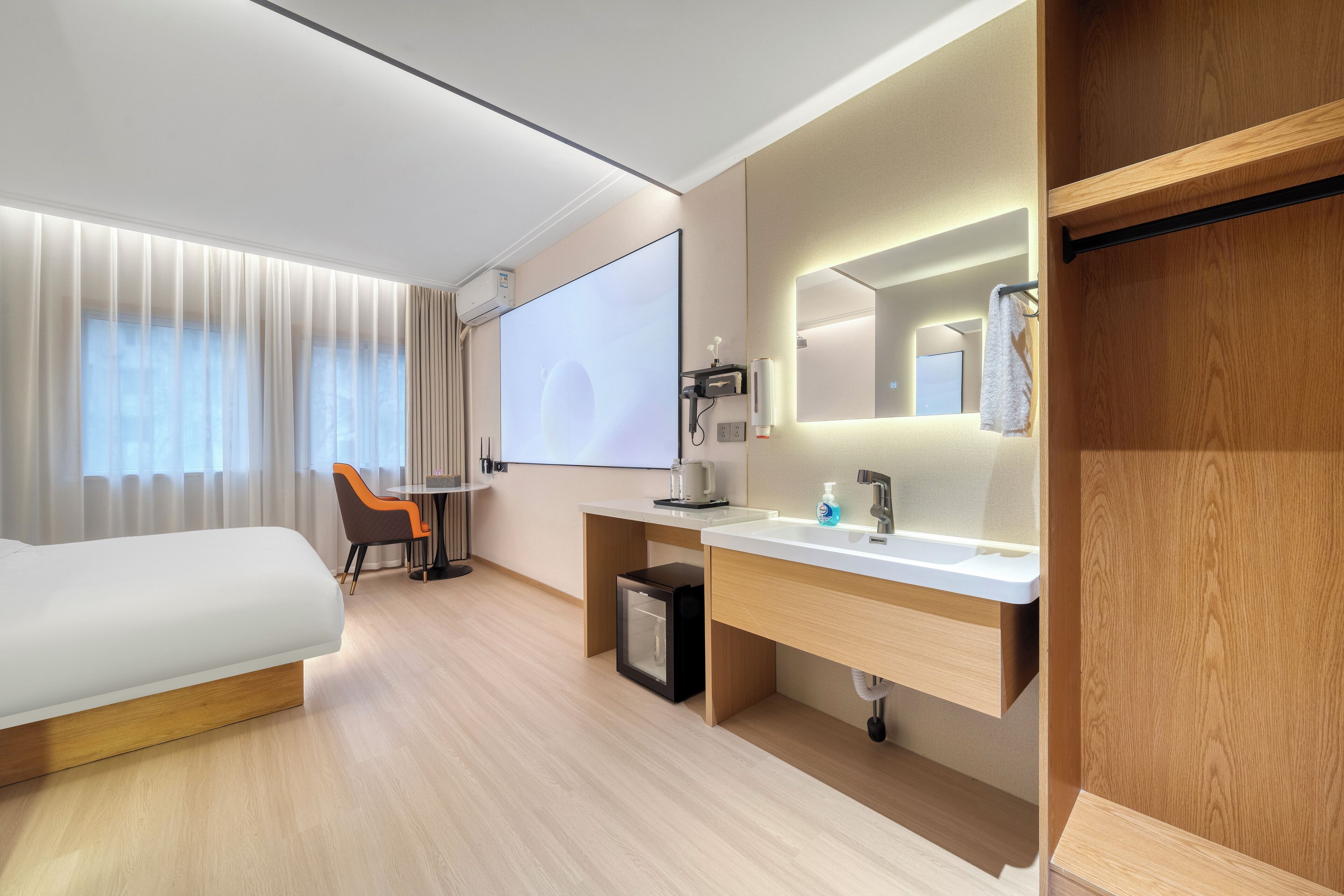 ห้องสแตนดาร์ดดับเบิล | มินิบาร์ฟรี, โต๊ะทำงาน, ผ้าม่านกันแสง, เตารีด/โต๊ะรีดผ้า