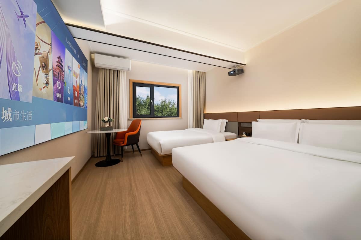 Phòng 2 giường đơn Superior | Minibar với thức uống miễn phí, bàn, màn/rèm cản sáng