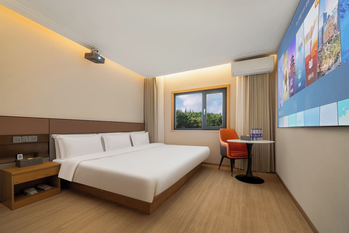 Phòng đôi Senior | Minibar với thức uống miễn phí, bàn, màn/rèm cản sáng